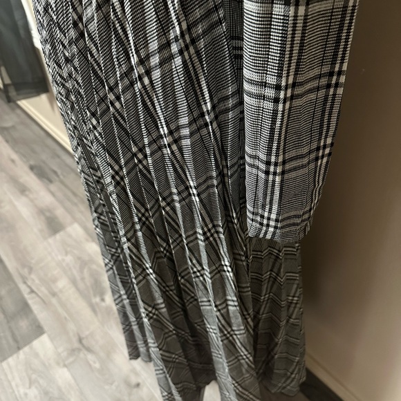 Women's Elegant Pleated Dress XS - Picture 14 of 16